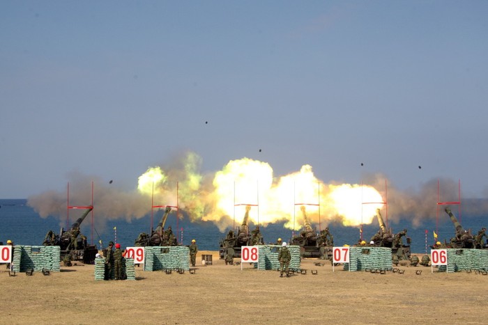 Đài Loan tập trận bắn pháo hạng nặng trên bờ biển Bình Đông ngày 16/10/2012